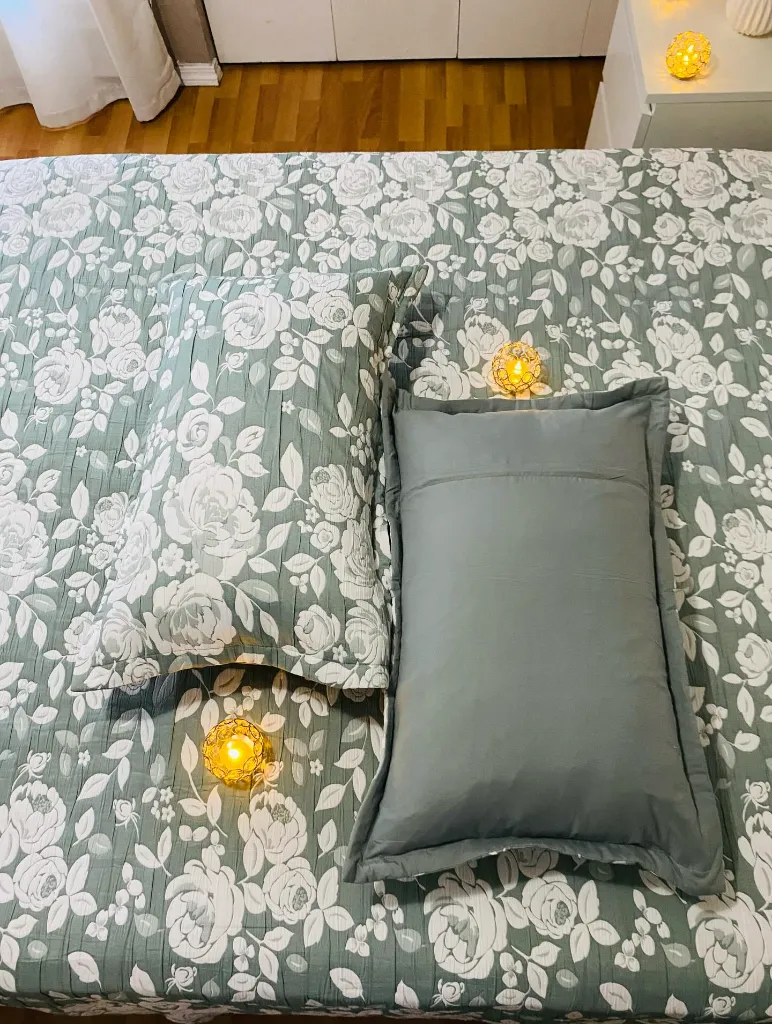 4. Rosepetal Reversible Becover shade-Green.webp